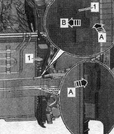 Отключете закрепващите скоби «стрелки A» и свалете въздуховода «1» отляво и отдясно «стрелка B».