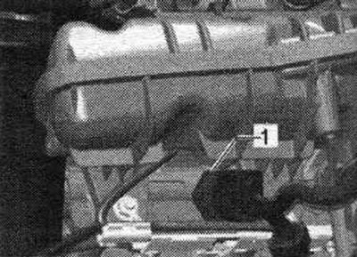Изключете електрическия конектор от сензора за налягане на горивото «G247» «1».