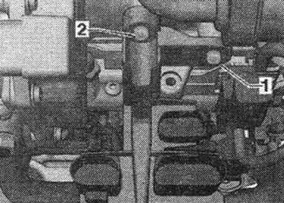 Развийте болтовете «1 и 2» и свалете скобата за електрическите конектори.