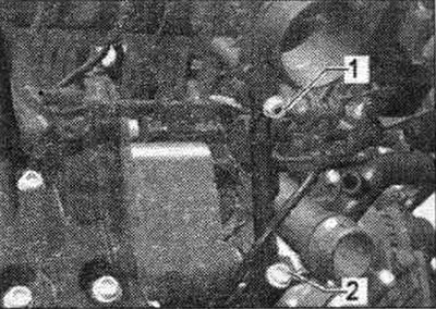 Отстранете винт «2». Разхлабете болтовете, като използвате накрайника «T10347» на гаечния ключ от…