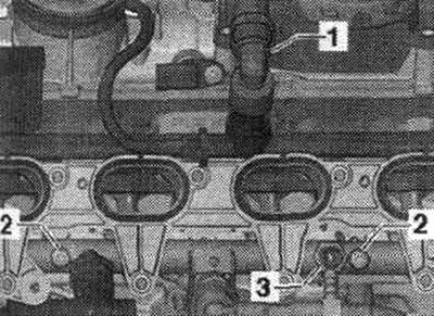 Разкачете маркуча за вентилация на картера на двигателя «1». Развийте свързващия нипел «3». Свалете…