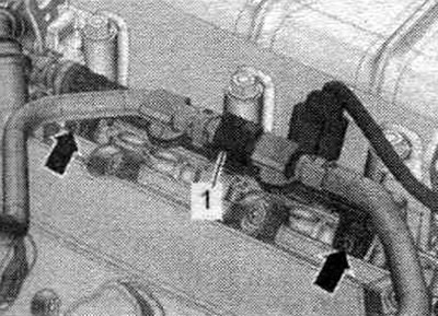 А/м у канструктыўным выкананні 2: Адлучыць топл. шланг «1», націснуўшы на фіксатары, і адкласці яго…