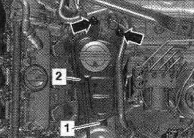 А/м з гідраў. узмацняльнікам руля: Адлучыць шлангі «1» і «2» ад пашыр. бачка. Выкруціць шрубы…