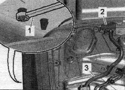 Разблакаваць фіксатары з аркі кола з дапамогай накидного ключа на 5,5 «паз. 1» і зняць кабельны…