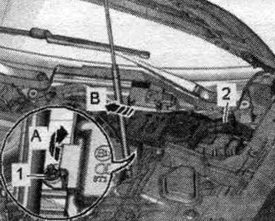 Выкруціць гайку «1» і нахіліць наліўны патрубак «2» бачка стеклоомывателя трохі наперад «стрэлка…