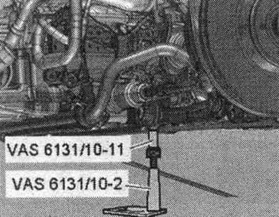 Усталяваць кандуктары з «VAS 6131/10» ззаду злева і справа на перадпакоях разьбовых злучэннях…