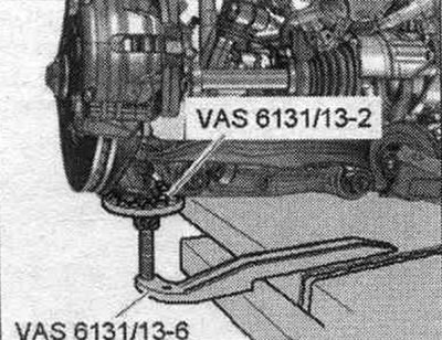 Усталяваць кандуктары з «VAS 6131/13» злева і справа на ніжнюю частку корпуса падшыпніка ступицы…