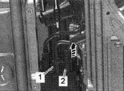 А/м з эл. мех. узмацняльнікам руля: Адлучыць раз'ём «2» ад блока кіравання ўзмацняльніка руля…