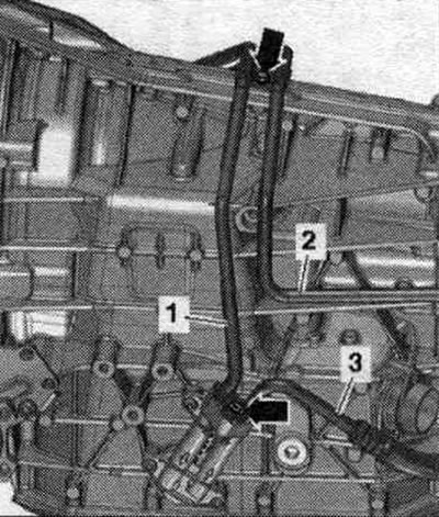 А/м са шлангамі ATF у выкананні 1: Выкруціць ніты «стрэлкі» і адлучыць магістраль ATF «1» ад КП.…