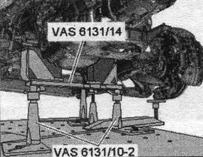 Усталяваць кандуктары з «VAS 6131/10» і фіксатар КП «VAS 6131/14» спераду на КП, як паказана на…