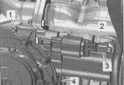 Изключете електрическия конектор на стартера «3», преместете ключалката назад и натиснете стопера…