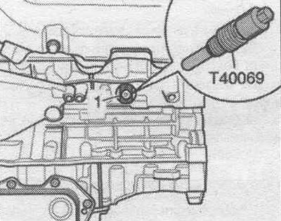 Завийте фиксиращия болт «T40069» в отвора с въртящ момент от 20 Nm; ако е необходимо, за да…