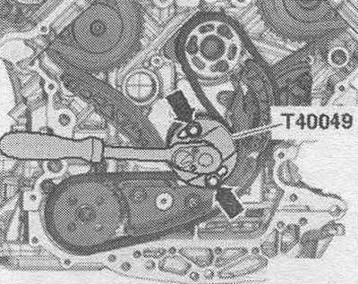 Монтирайте ключа «T40049» върху задната част на коляновия вал, като използвате 2 болта «стрелка».