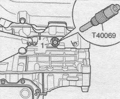 Завийте фиксиращия болт «T40069» в отвора с въртящ момент от 20 Nm; ако е необходимо, за да…