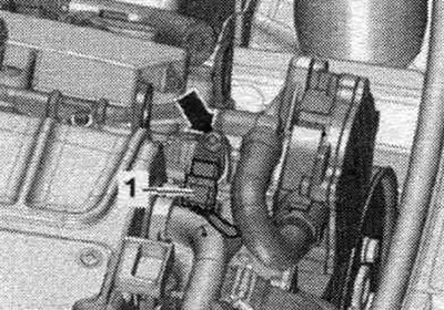 Разкачете конектор «1» от сензора на Хол. Игнорирайте «стрелката». Разхлабете болтовете на рамката…