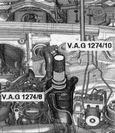 Извадете устройството за пълнене на системата. охлаждане «VAS 6096» с адаптер «VAG 1274/8» при…
