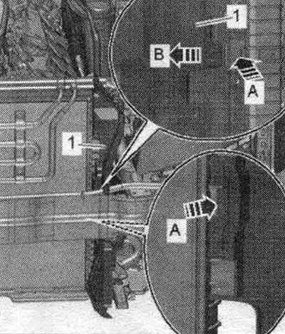 Освободете скобите «стрелка A» и свалете въздуховода «1» отляво и отдясно «стрелка B».