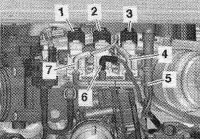 Разкачете щепселните конектори «1, 2, 3». Маркирайте вакуумните маркучи за повторен монтаж. Свалете…