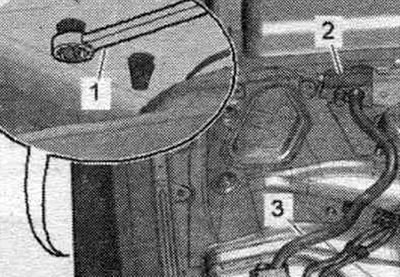 Вывернуть гайки «1» и «2» электропроводки. Вынуть из кронштейна разъемы «3» и рассоединить их.…