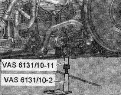 Установить кондукторы из «VAS 6131/10» и «VAS 6131/13» слева и справа на передней части подрамника,…
