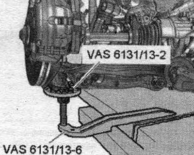 Установить кондукторы из «VAS 6131/10» сзади слева и справа на передних резьбовых соединениях…