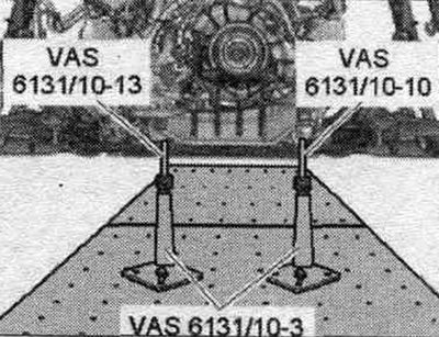 Установить кондукторы из «VAS 6131/13» слева и справа на нижнюю часть корпуса подшипника ступицы…