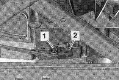 Отсоединить штекерный разъем «2» датчика числа оборотов двигателя «G28» и отвести электропровод в…