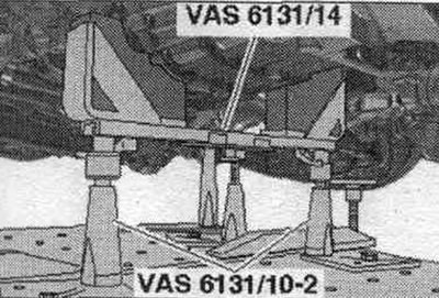 Установить кондукторы из «VAS 6131/10» и фиксатор КП «VAS 6131/14» спереди на КП, как показано на…