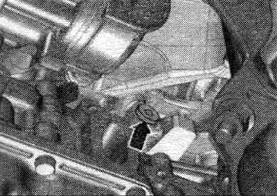 Выкруціць разьбовую заглушку «стрэлка» для пазнакі «ВМТ» з блока цыліндраў.