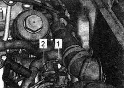 1. Датчик детонації 2 «G66». 2. Форсунки ряду циліндрів 2 та датчик тиску палива «G247».