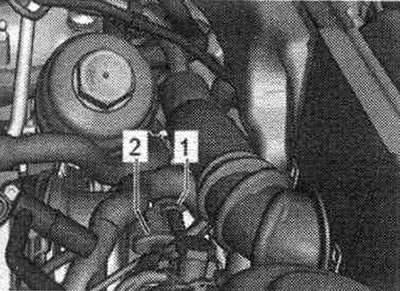 1. Датчик детонації 2 «G66». 2. Форсунки ряду циліндрів 2 та датчик тиску палива «G247».