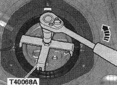Адкруціць накідную гайку ключом для накідных гаек «Т40068 А» «стрэлка». Пры адкручванні накидной…