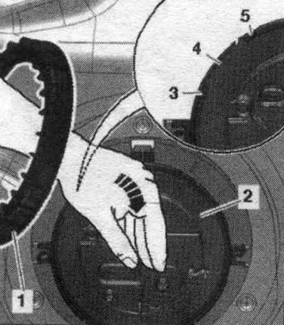 Увесці левую руку ў накідную гайку «1» і гэтай жа рукой з высілкам усталяваць фланец «2» у мант.…