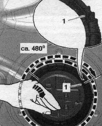 З намаганнем націснуць на фланец уніз «стрэлка». Правай рукой звярнуць накідную гайку на 480°, каб…