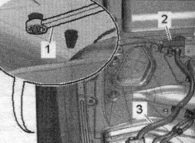 Разблакаваць фіксатары з аркі кола з дапамогай накидного ключа на 5,5 «паз. 1» і зняць кабельны…