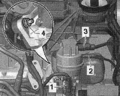 Разхлабете съединителната гайка «1». Свалете вакуумния маркуч «2». Разкачете конектора «3» на…