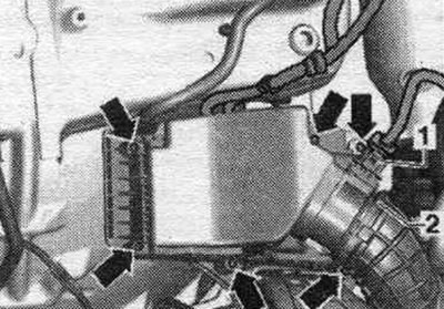 Отсоедините электр. штекер «1» от расходомера воздуха «G70». Открыть зажим шланга воздуховода.…