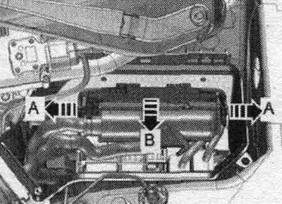 Разблокировать фиксаторы «стрелки А» и снять блок управления двигателя «J623» «стрелка В».