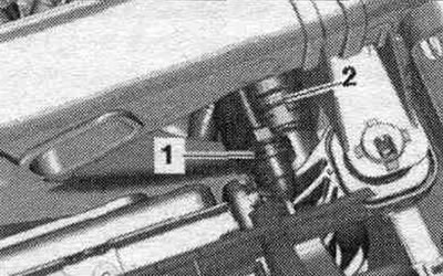 Снять шланг ОЖ, для этого разжать крепежную скобу «2». «Поз. 1» не учитывать.