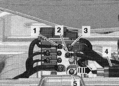 Открутить гайки «1...3» проводов. Извлечь штекерное соединение «4» из держателя и разъединить его.…