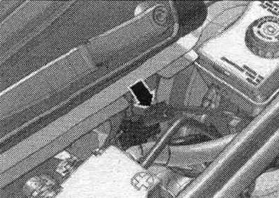 Разъединить штекерное соединение от датчика давления вакуумного усилителя тормозов «G294» «стрелка».