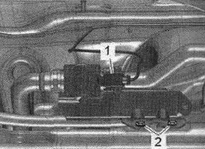 На а/м с автономным обогревателем выкрутить болты «2» и отложить в сторону блок насоса «1».