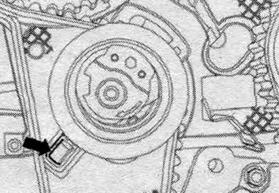 Pay attention to the proper fit of the tension roller in the rear timing belt housing «arrow».