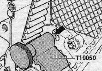 If you cannot lock the camshaft hub, remove the crankshaft stopper «T10050» enough so that the…