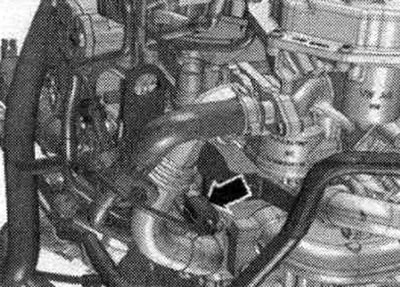 Раз'яднаць штэкернае злучэнне «стрэлка» датчыка ціску алею «F1».