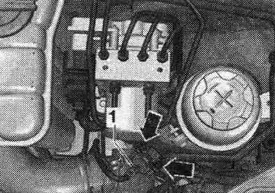 1. Электрычнае штэкернае злучэнне датчыка ціску наддува «G31» з датчыкам тэмпературы паветра на…