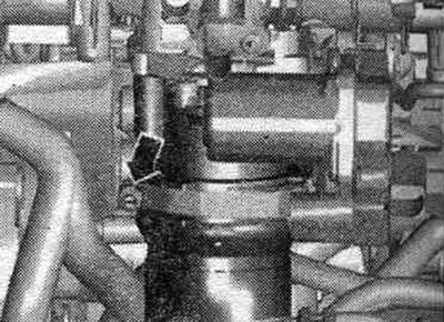 Зняць кажух рухавіка. Прыслабіць шлангавы хамут «стрэлка» і зняць шланг паветравода па кірунку ўніз.