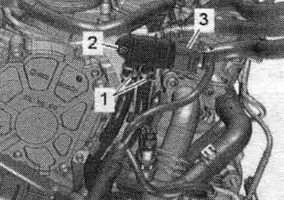 Разкачете щепселната връзка «3» на сензора за диференциално налягане «G505». Развийте болта «2» и…
