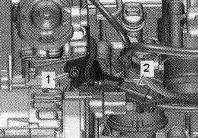 Извадете щепселната връзка «2» от държача и я разкачете. «Поз. 1» не трябва да се взема предвид.