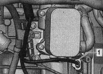 Демонтирайте системата на радиаторната помпа. eGR «V400». Разкачете щепселната връзка «1» на…